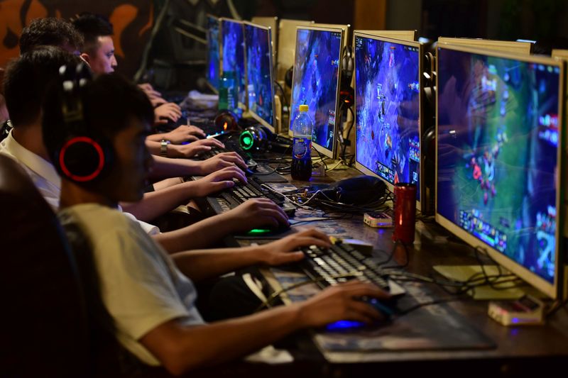 &copy; Reuters. FILE PHOTO: People play online games at an internet cafe in Fuyang, Anhui province, China August 20, 2018. REUTERS/Stringer