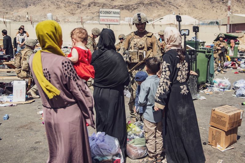 &copy; Reuters. Marines americani e sfollati afghani all'aeroporto internazionale Hamid Karzai, Kabul, Afghanistan, 28 agosto 2021. US Marine Corps/Staff Sgt. Victor Mancilla/ via REUTERS
