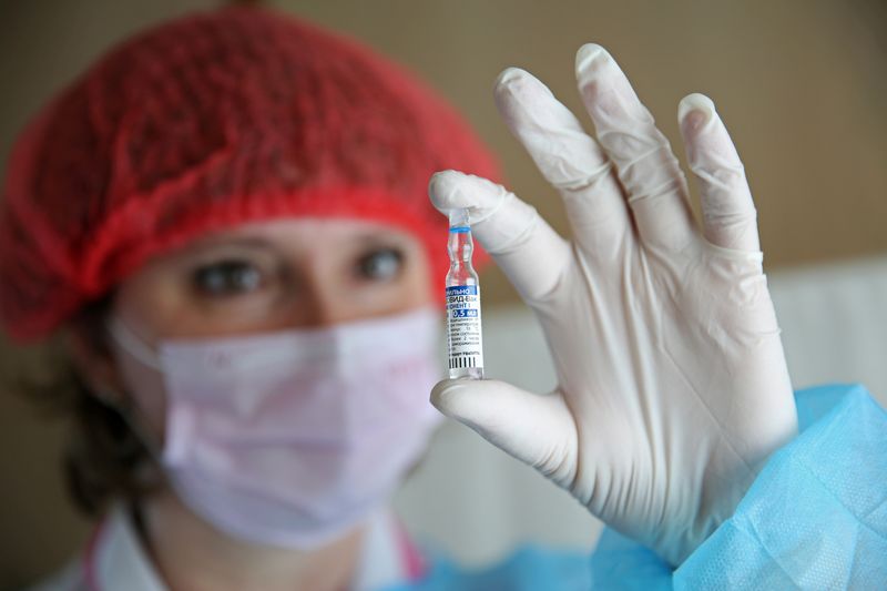 &copy; Reuters. FILE PHOTO: A medical worker prepares a dose of the Sputnik V (Gam-COVID-Vac) vaccine against the coronavirus disease (COVID-19) in a carriage of the Academician Fyodor Uglov medical train, at a railway station in the town of Tulun in Irkutsk Region, Rus