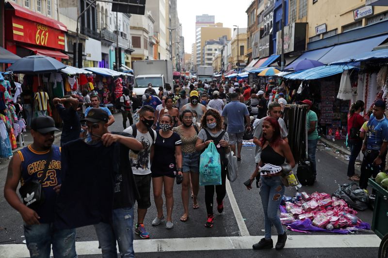 © Reuters. Pessoas caminhama na rua 25 de março durante pandemia de Covid-19 em São Paulo
21/12/2020 REUTERS/Amanda Perobelli