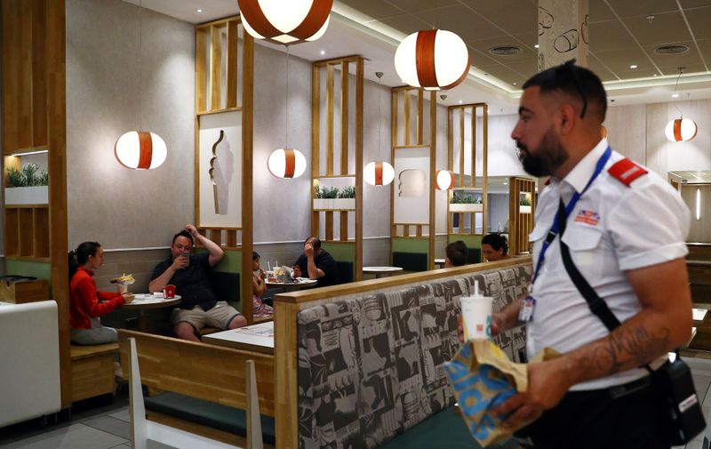 &copy; Reuters. Imagen de archivo de gente en el interior de un McDonald's en Londres, Reino Unido. 22 julio 2020. REUTERS/Hannah McKay