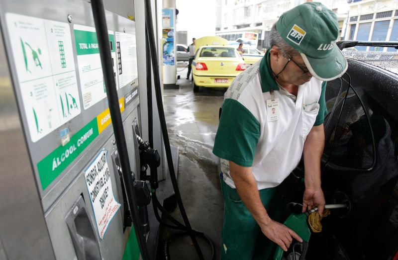 &copy; Reuters. Frentista abastece carro com etanol em posto de bandeira Petrobras no Rio de Janeiro (RJ) 
30/04/2008
REUTERS/Sergio Moraes