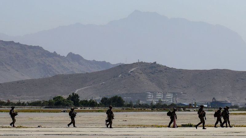 &copy; Reuters. Paracadutisti presso l'Aeroporto internazionale Hamid Karzai a Kabul.  U.S. Army/Sgt. Jillian G. Hix/Handout via REUTERS 