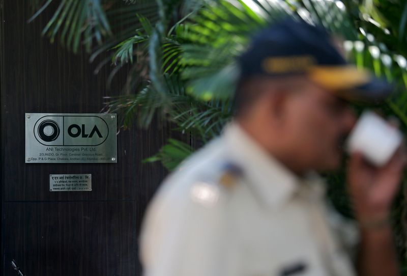 &copy; Reuters. FILE PHOTO: A policeman drinks tea in front of Ola's office in Mumbai, India October 29, 2018. REUTERS/Francis Mascarenhas/File Photo