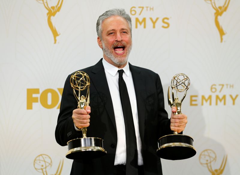 &copy; Reuters. Imagen de archivo del presentador televisivo Jon Stewart mostrando dos premios Emmy en la ceremonia celebrada en Los Ángeles, California, EEUU. 20 septiembre 2015. REUTERS/Mike Blake