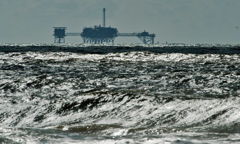 &copy; Reuters. IMagen de archivo de una plataforma de extracción de petróleo y gas cerca de la Isla Dauphin, Alabama, EEUU. 5 octubre 2013. REUTERS/Steve Nesius