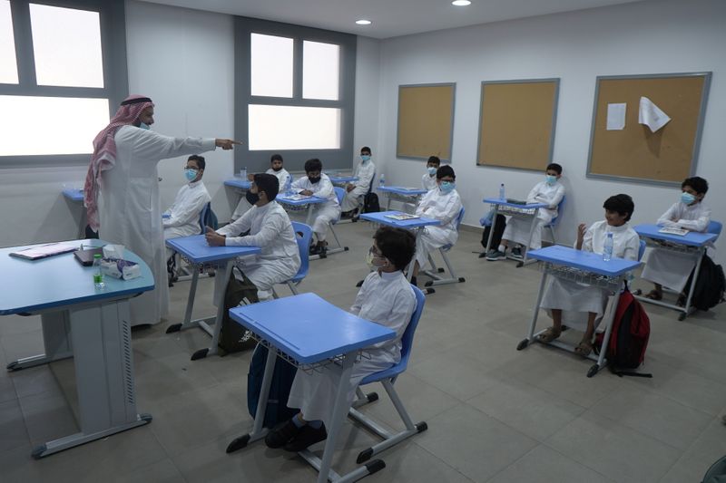 &copy; Reuters. طلاب سعوديون يضعون كمامات بمدرسة في الرياض يوم الأحد. تصوير: محمد بن منصور- رويترز.