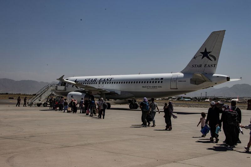 &copy; Reuters. Evacuazioni in corso presso l'Aeroporto internazionale di Hamid Karzai a Kabul, in Afghanistan.  U.S. Marine Corps/Cpl. Davis Harris/Handout via REUTERS.  