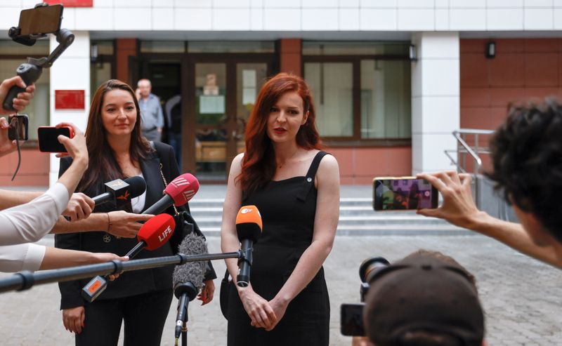 &copy; Reuters. FILE PHOTO: Kremlin critic Alexei Navalny's spokesperson Kira Yarmysh accused of breaching COVID-19 safety regulations speaks with journalists after a court hearing in Moscow, Russia August 16, 2021. REUTERS/Evgenia Novozhenina