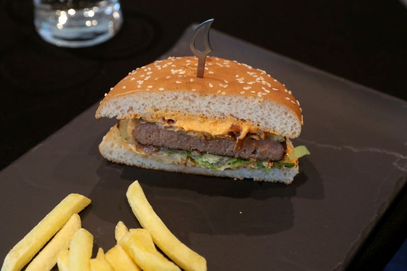 &copy; Reuters. FILE PHOTO: A plant-based burger is seen during the launch of Nestle R&D Accelerator in Konolfingen, Switzerland September 28, 2020. REUTERS/Arnd Wiegmann/File Photo