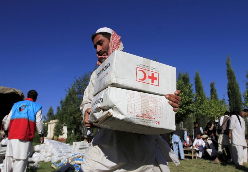 &copy; Reuters. FILE PHOTO: An Afghan man receives aid from the International Federation of the Red Cross and Red Crescent Societies after an earthquake, in Behsud district of Jalalabad province, Afghanistan October 28, 2015. REUTERS/Parwiz