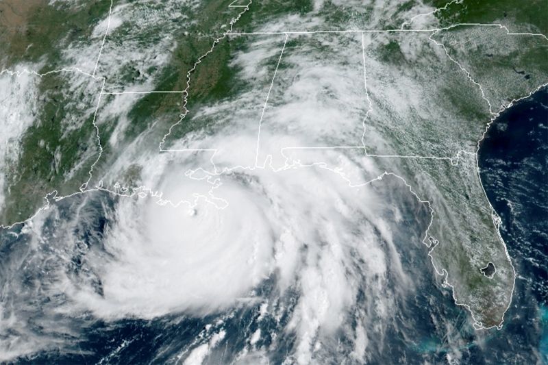 © Reuters. صورة التُقطت بواسطة الأقمار الصناعية تظهر الإعصار آيدا في خليج المكسيك واقترابه من ساحل ولاية لويزيانا الأمريكية يوم الأحد. صورة حصلت عليها رويترز من الإدارة الوطنية الأمريكية للمحيطات والغلاف الجوي.