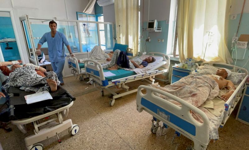 &copy; Reuters. مصابون في تفجير خارج مطار كابول يرقدون في مستشفى يوم 27 أغسطس اب 2021. تصوير رويترز. محظور إعادة بيع الصورة أو وضعها في أرشيف.