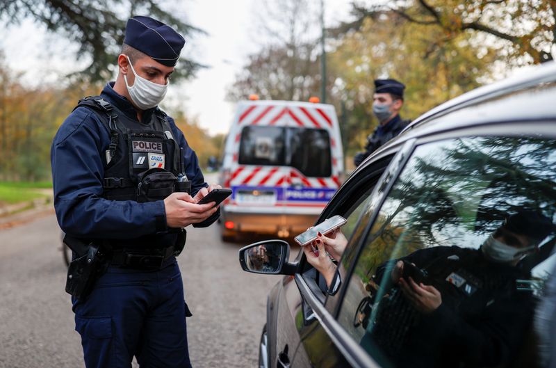 &copy; Reuters. Policial fiscaliza carro em Paris
14/11/2020
REUTERS/Christian Hartmann