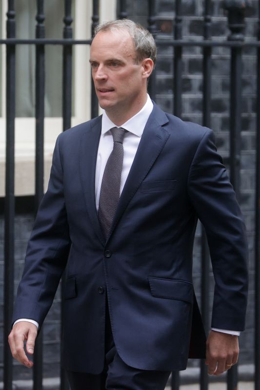 &copy; Reuters. وزير الخارجية البريطاني دومينيك راب خارج مقر الحكومة في لندن يوم 19 أغسطس اب 2021. تصوير: هانا مكاي - رويترز. 