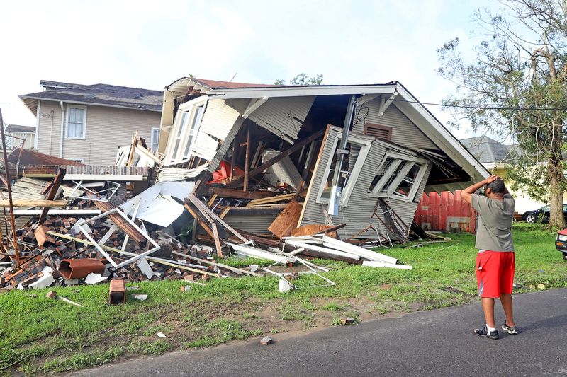 &copy; Reuters. 米ミシシッピ州南西部に移動した「アイダ」は３０日、ハリケーンから熱帯暴風雨に勢力を弱めたものの、なお猛威を奮い、ルイジアナ・ミシシッピ両州では広範囲の停電が継続。ルイジア