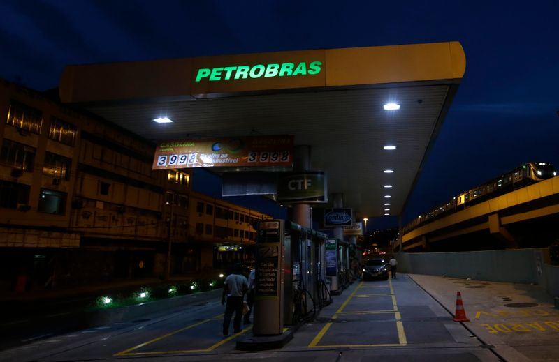 © Reuters. Posto de combustíveis com bandeira Petrobras no Rio de Janeiro (RJ) 
06/02/2016
REUTERS/Ricardo Moraes