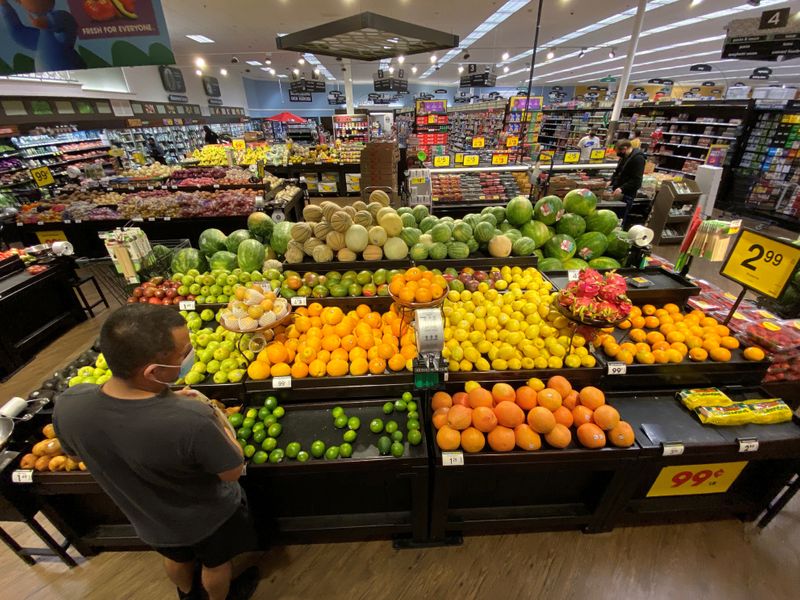 &copy; Reuters. A shopper wearing a face mask browses for fruits at a Ralphs grocery store during the outbreak of the coronavirus disease (COVID-19), in Pasadena, California, U.S., June 11, 2020.   REUTERS/Mario Anzuoni