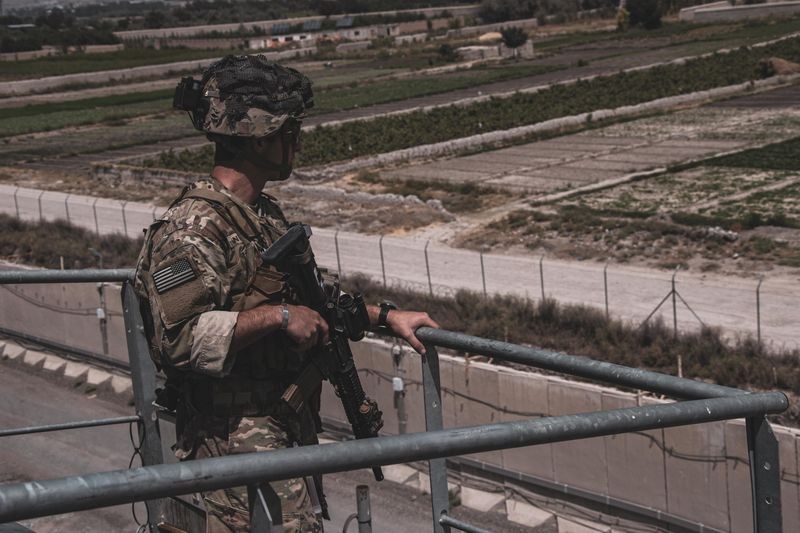 &copy; Reuters. جندي أمريكي في مطار كابول في صورة بتاريخ 21 أغسطس اب 2021. صورة من مشاة البحرية الأمريكية.