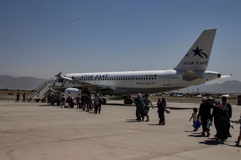 أمريكا: مطار كابول خارج السيطرة ومنع شركات الطيران الأمريكية من استخدامه