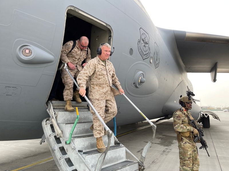 © Reuters. الجنرال فرانك ماكنزي قائد القيادة المركزية الأمريكية في مطار كابول يوم 17 أغسطس اب 2021. صورة من البحرية الأمريكية. 