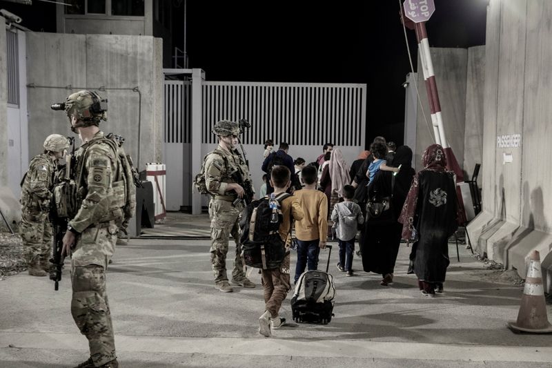 &copy; Reuters. جنود أمريكيةن في محيط مطار كابول يوم 25 أغسطس اب 2021. صورة من مشاة البحرية الأمريكية. 