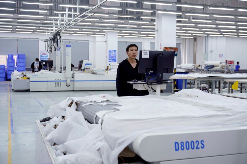 &copy; Reuters.     中国国家統計局が３１日発表した８月の製造業購買担当者景気指数（ＰＭＩ）は５０．１と、前月の５０．４から小幅に低下した。写真は、中国浙江省杭州市にあるアリババ関連会社の