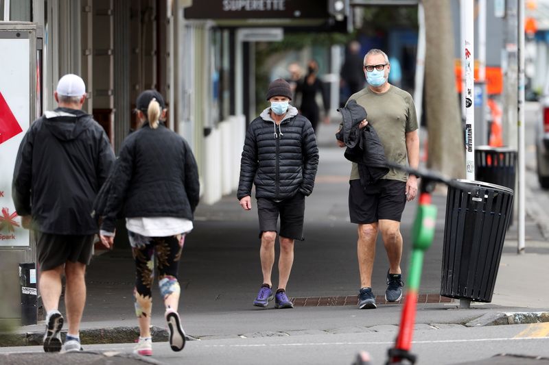 &copy; Reuters. FILE PHOTO: People wear masks as they exercise during a lockdown to curb the spread of a coronavirus disease (COVID-19) outbreak, in Auckland, New Zealand, August 26, 2021.  REUTERS/Fiona Goodall