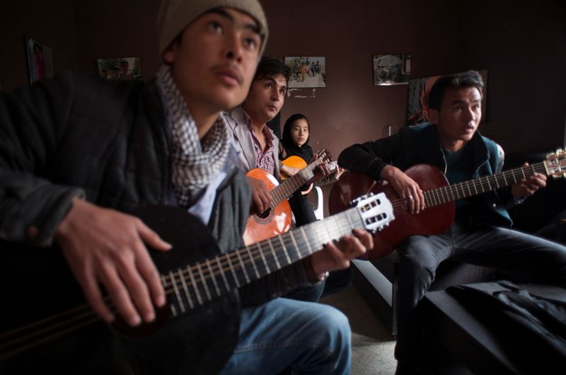 &copy; Reuters. FILE PHOTO: Afghan music students participate in a music training session at a cultural and educational centre in Kabul March 7, 2014. . REUTERS/Morteza Nikoubazl/File Photo