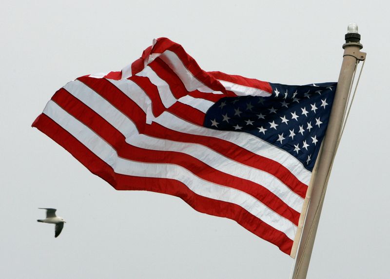 &copy; Reuters. 　８月３１日、アフガニスタンの首都カブールにある米国大使館は８月３１日をもって業務を停止したとウェブサイトで発表した。写真は米国旗。ソウルで２００９年３月撮影（２０２１年