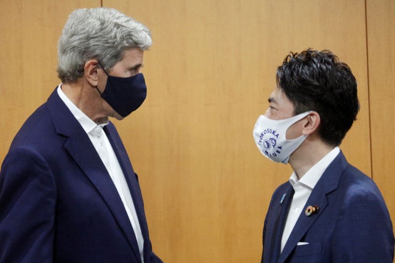 &copy; Reuters. El enviado de Estados Unidos para el clima, John Kerry, se reúne con el ministro japonés de Medio Ambiente, Shinjiro Koizumi, en Tokio, Japón, 31 de agosto de 2021. REUTERS/Koji Sasahara