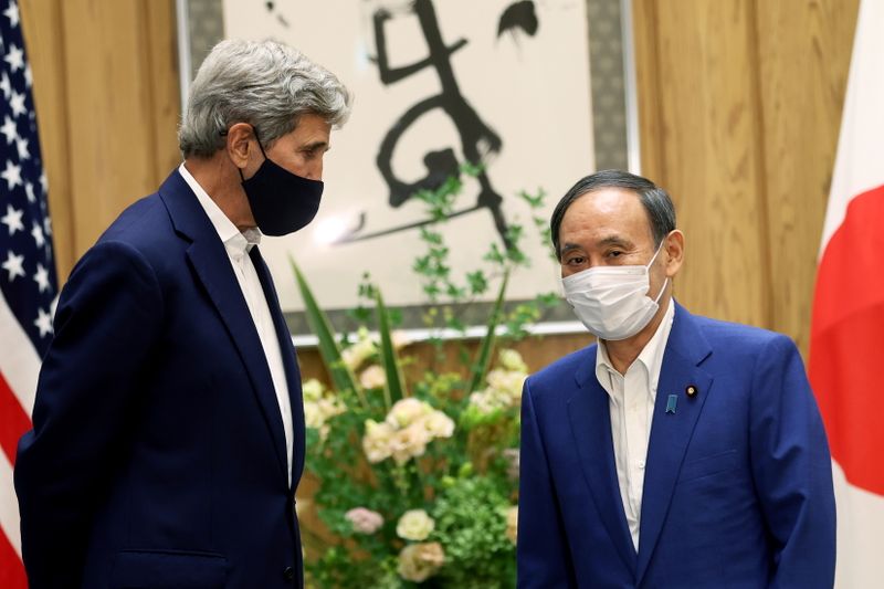 © Reuters. Japan's Prime Minister Yoshihide Suga (R) meets with U.S. special presidential envoy for climate John Kerry in Tokyo, Japan August 31, 2021. Behrouz Mehri/Pool via REUTERS