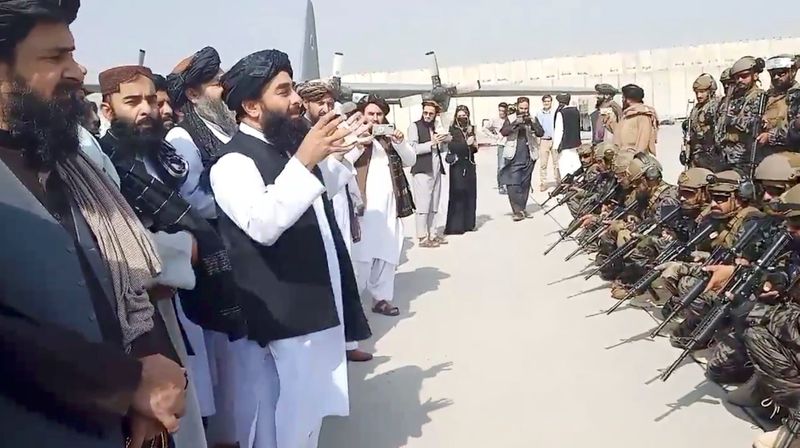 &copy; Reuters. El portavoz talibán Zabihullah Mujahid habla con la unidad militar Badri 313 en el aeropuerto de Kabul, Afganistán, el 31 de agosto de 2021, en esta imagen fija obtenida de un vídeo distribuido.  Talibán/Handout vía REUTERS 