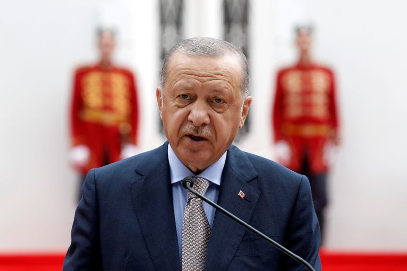 &copy; Reuters. トルコ大統領府は３１日、エルドアン大統領がアラブ首長国連邦（ＵＡＥ）の実質的な最高権力者であるムハンマド皇子と電話会談を行ったと発表した。写真は会見するエルドアン氏。８月