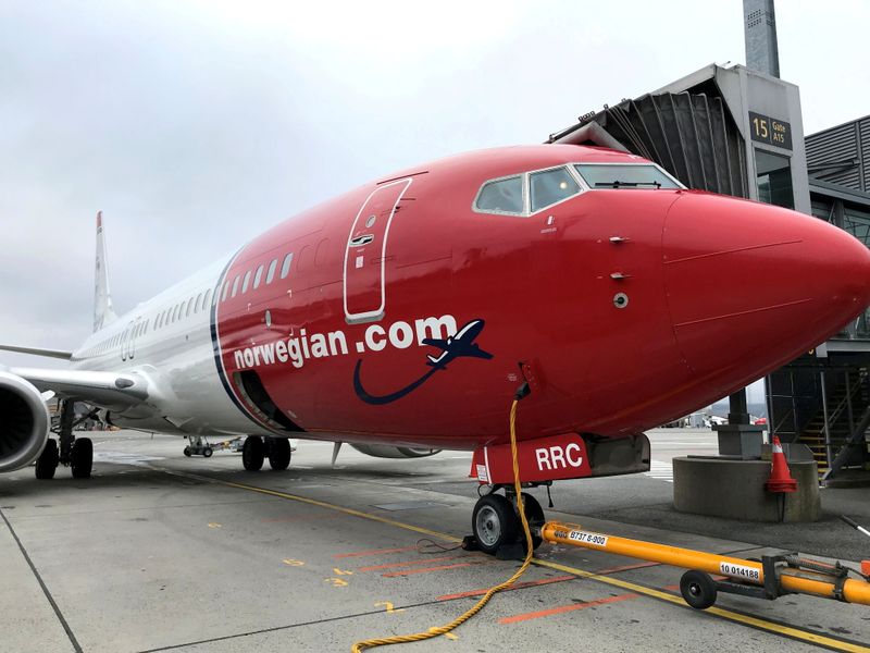 &copy; Reuters. FOTO DE ARCHIVO: Un avión de Norwegian Air es repostado en el aeropuerto de Oslo Gardermoen, Noruega
