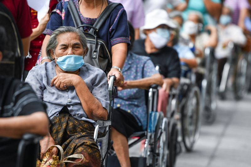 &copy; Reuters. People line up to get vaccinated for coronavirus disease (COVID-19) at the Central Vaccination Center as Thailand opens walk-in for first dose of the AstraZeneca vaccination scheme for elders, people with a minimum weight of 100 kilograms and pregnant wom