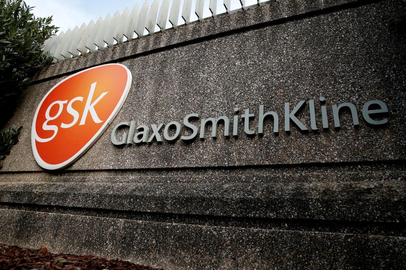 &copy; Reuters. FOTO DE ARCHIVO: El logotipo de la compañía farmacéutica GlaxoSmithKline en sus instalaciones de Stevenage, Reino Unido, 26 de octubre de 2020. REUTERS/Matthew Childs