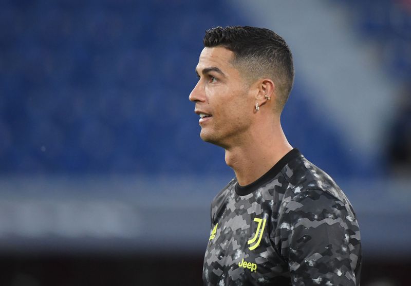 &copy; Reuters. FOTO DE ARCHIVO: Cristiano Ronaldo, de la Juventus, durante el calentamiento antes del partido contra Bolonia, en el Stadio Renato Dall'Ara, Bolonia, Italia, 23 de mayo de 2021. REUTERS/Alberto Lingria