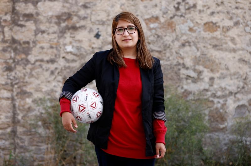 &copy; Reuters. Ancienne joueuse de l'équipe nationale féminine de football d'Afghanistan, Fanoos Basir, qui ne voyait pas d'avenir sous le régime taliban, a décidé de fuir son pays. Elle se trouve aujourd'hui dans un centre d'accueil pour réfugiés en France, pleu