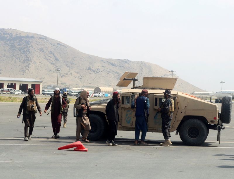 &copy; Reuters. FOTO DE ARCHIVO: Fuerzas talibanes patrullan en una pista de aterrizaje un día después de la retirada de las tropas estadounidenses del aeropuerto internacional Hamid Karzai en Kabul, Afganistán 31 de agosto de 2021. REUTERS/Stringer