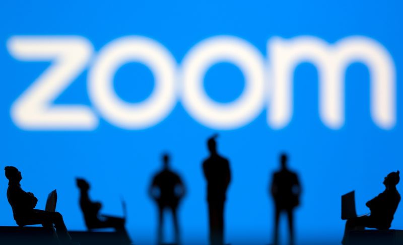 © Reuters. FILE PHOTO: Small toy figures are seen in front of Zoom logo in this illustration picture taken March 15, 2021. REUTERS/Dado Ruvic/Illustration/File Photo