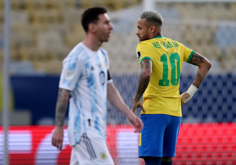 &copy; Reuters. Lionel Messi e Neymar durante final da Copa América entre Brasil e Argentina no Maracanã
10/07/2021 REUTERS/Ricardo Moraes