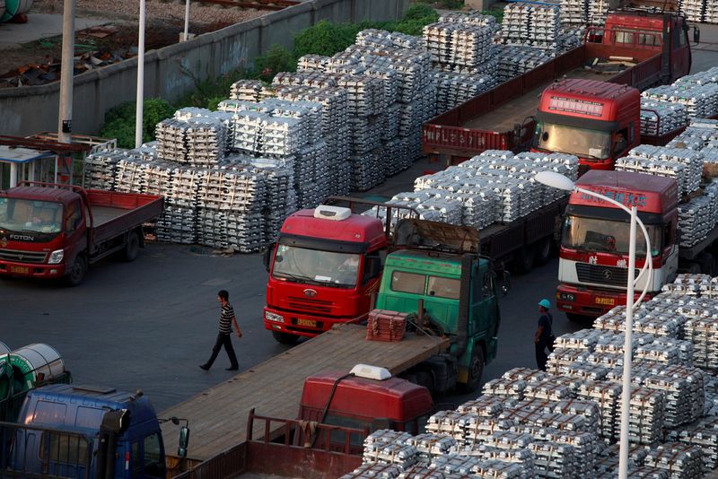 &copy; Reuters. Imagen de archivo de trabajadores caminando en un depósito de lingotes de aluminio en Wuxi, provincia de Jiangsu, China. 26 de septiembre, 2012. REUTERS/Aly Song/Archivo