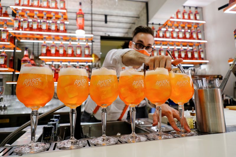&copy; Reuters. Un camarero sirve una bebida en la inauguración de una nueva casa de la marca Campari para Aperol, su bebida más vendida, en Venecia, Italia. 30 de agosto de 2021. REUTERS/Manuel Silvestri