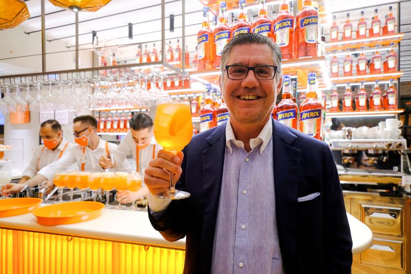 &copy; Reuters. Robert Kunze-Concewitz, Ceo del Gruppo Campari, in posa con un cocktail Aperol a Venezia. REUTERS/Manuel Silvestri
