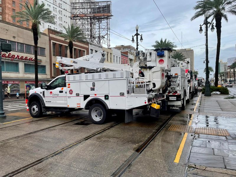 &copy; Reuters. FILE PHOTO: Energy power crews work to restore power after Hurricane Ida struck New Orleans, Louisiana, U.S., August 30, 2021. REUTERS/Devika Krishna Kumar