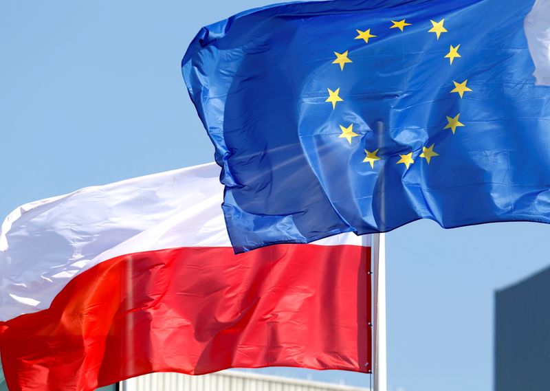 &copy; Reuters. FOTO DE ARCHIVO: Banderas de la Unión Europea y de Polonia en Mazeikiai, Lituania 5 de abril de 2019. REUTERS/Ints Kalnins/File Photo