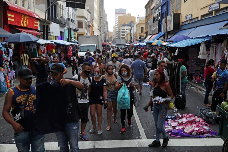 &copy; Reuters. FILE PHOTO: People walk at the 25 de Marco popular shopping street before Christmas, amid the coronavirus disease (COVID-19) outbreak, in downtown Sao Paulo, Brazil December 21, 2020. REUTERS/Amanda Perobelli/File Photo