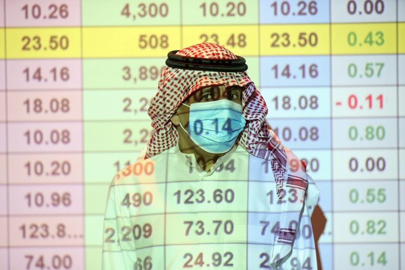 &copy; Reuters. متعامل سعودي يضع كمامة للوقاية من فيروس كورونا في البورصة السعودية بالرياض في صورة من أرشيف رويترز.