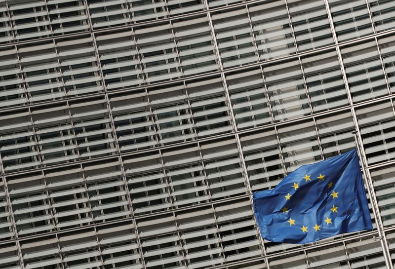 &copy; Reuters. Bandiera dell'Unione europea davanti alla sede della Commissione Ue a Bruxelles, Belgio, 24 marzo 2021. REUTERS/Yves Herman/File Photo